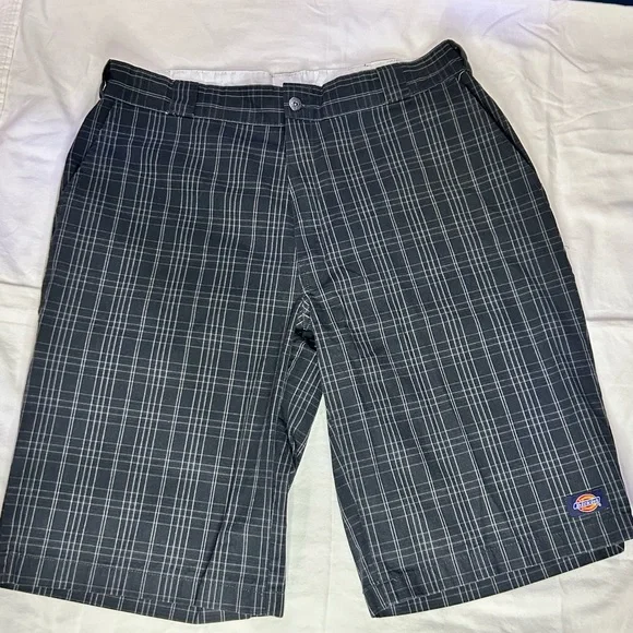 Dickie Shorts size:38 inseam: 13’ - Picture 5 of 6